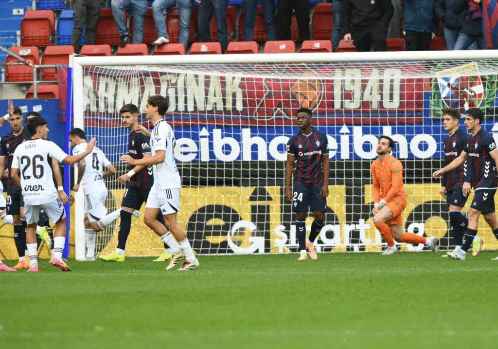 Las caras de frustración de los jugadores del Eibar tras recibir un gol.