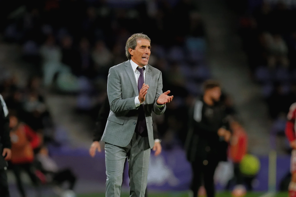 La creatividad de Almada se mide por Latasa 2 Guillermo Almada aplaudiendo a un jugador del Real Valladolid