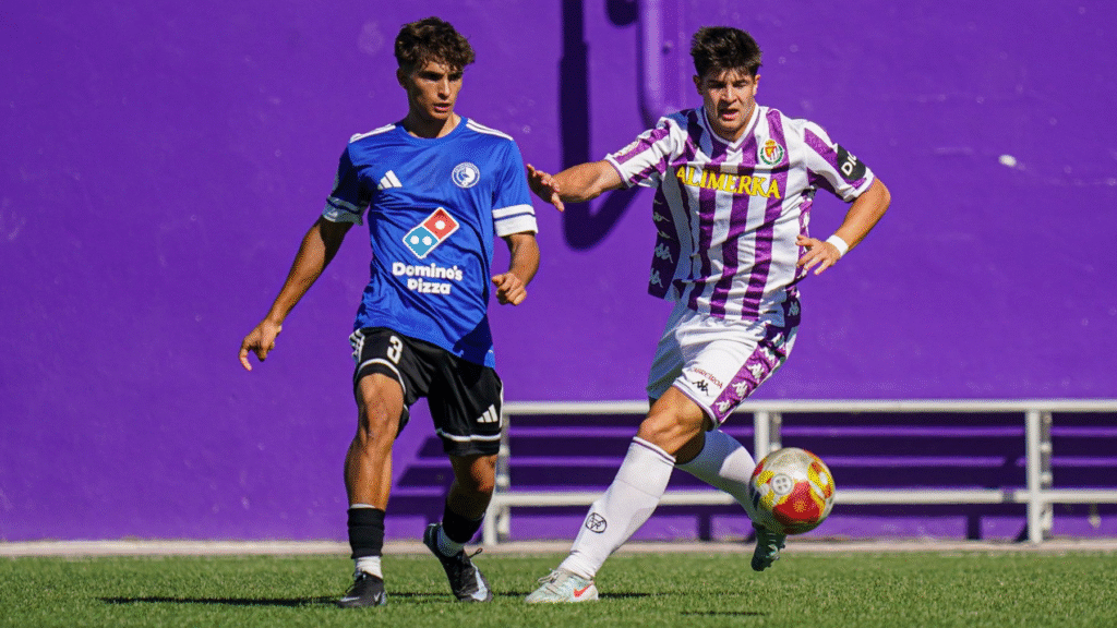 Mario Domínguez disputando un balón