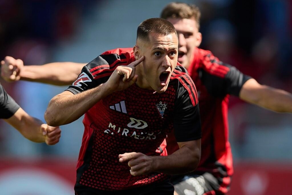 Urko Izeta, posible refuerzo del Granada, celebrando un gol con el Mirandés