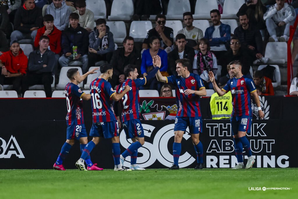 El Albacete reacciona y da la vuelta al partido 5 Enol junto a sus compañeros celebrando el primero del Huesca