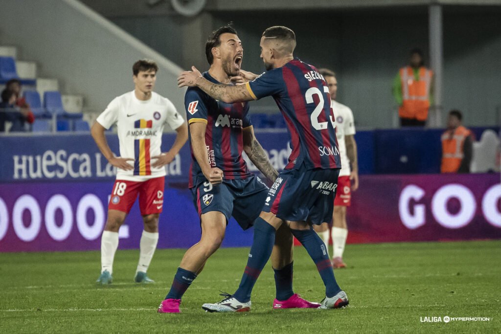 Enrich y Sielva anotando el gol del empate del Huesca