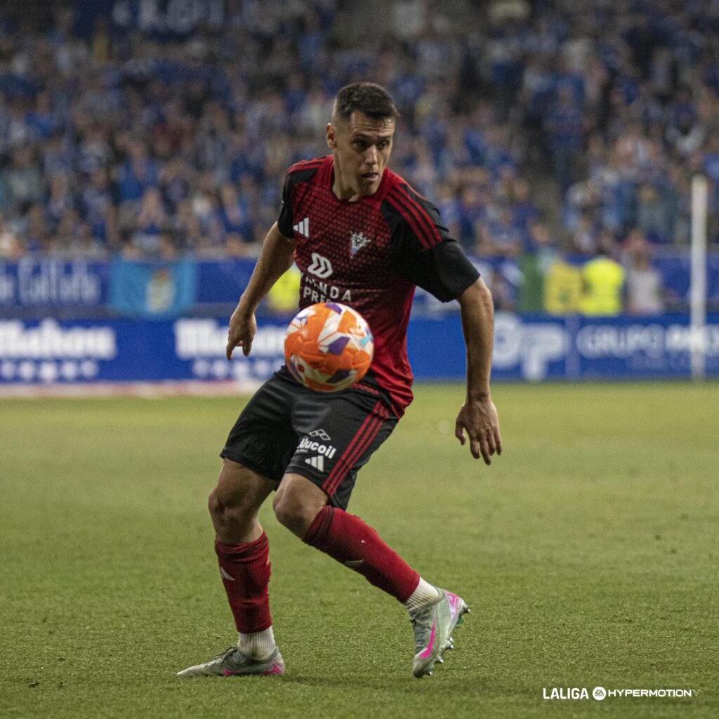 Izeta durante la temporada 24/25 en el Mirandés