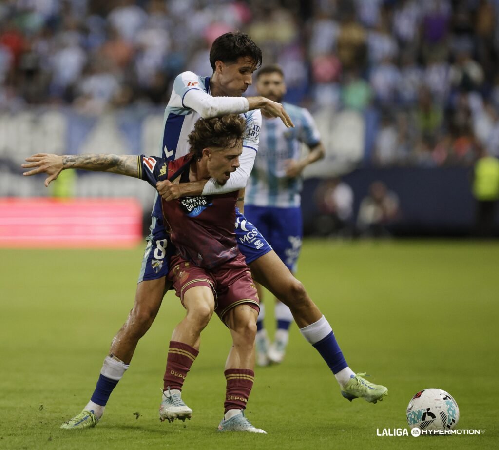El Málaga celebra con su afición un regreso deseado 1 El Málaga celebra la próxima recuperación de Juanpe