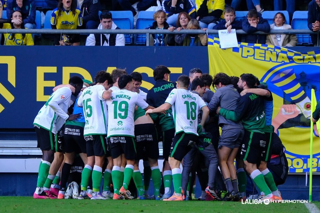El Racing celebra con éxtasis su victoria en Cádiz