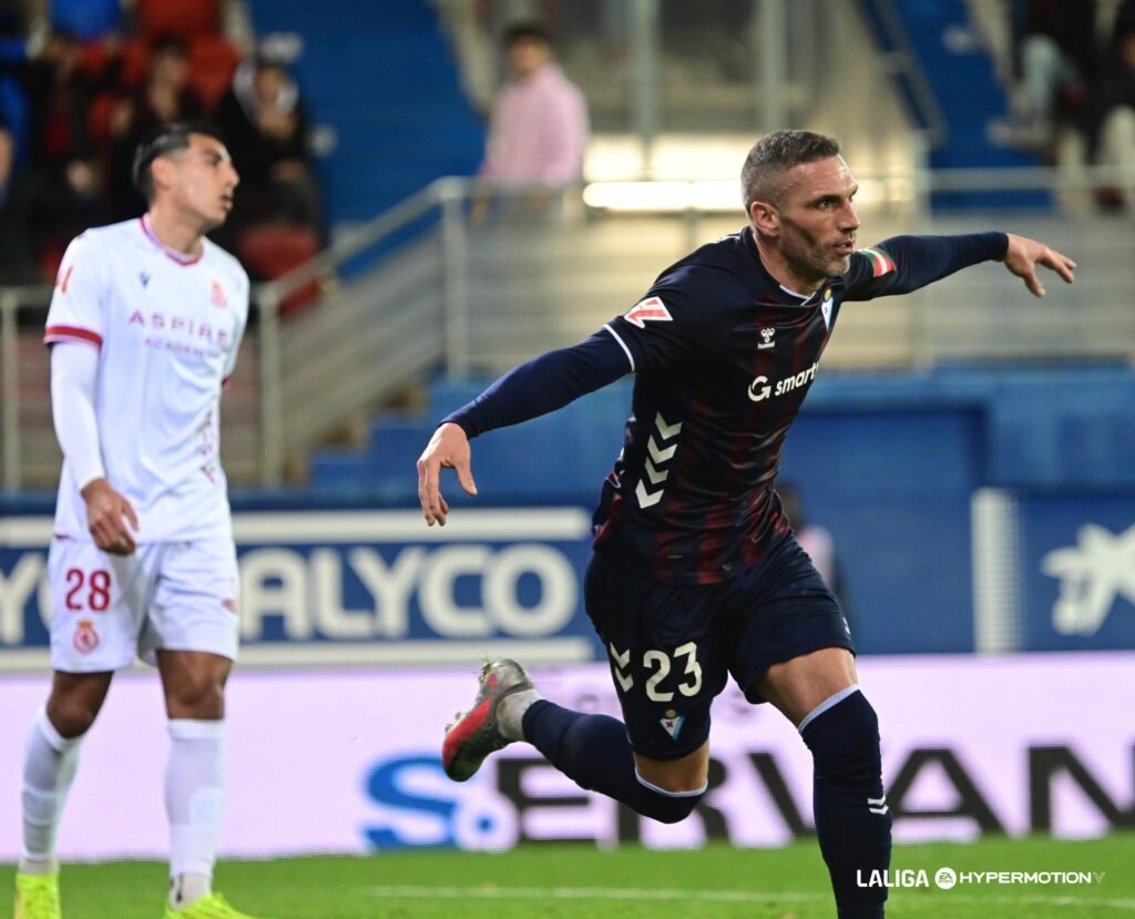 Anaitz Arbilla festejando su tanto en el Eibar - Cultural Leonesa