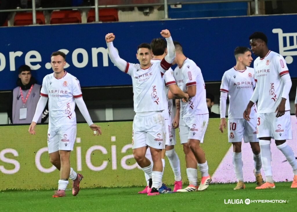 La Cultural Leonesa celebrando el 1 - 1, obra de Manu Justo, en el Eibar - Cultural Leonesa.