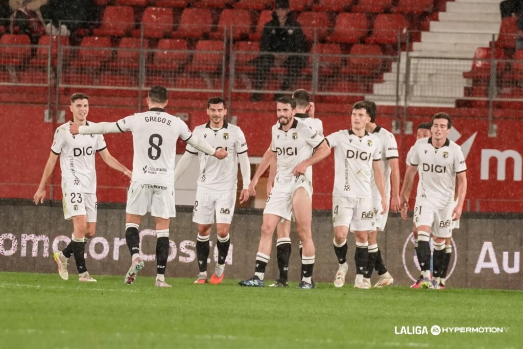 El Burgos deja al Almería sin ascenso directo