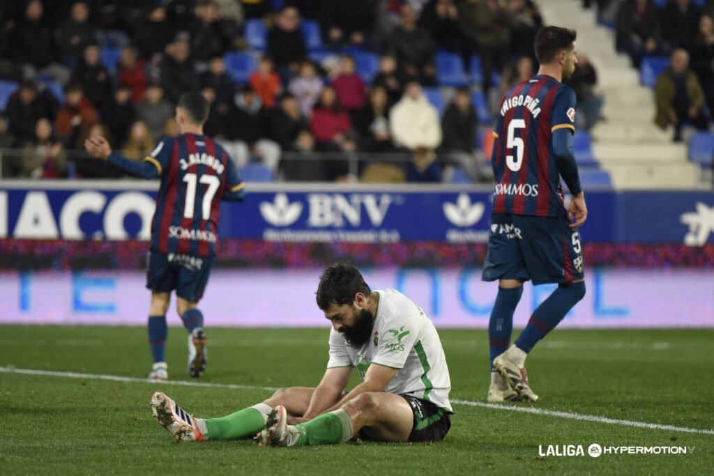 El Almería tiene claro el central que desea en este mercado 1 El Almería quiere pescar en el Huesca este invierno