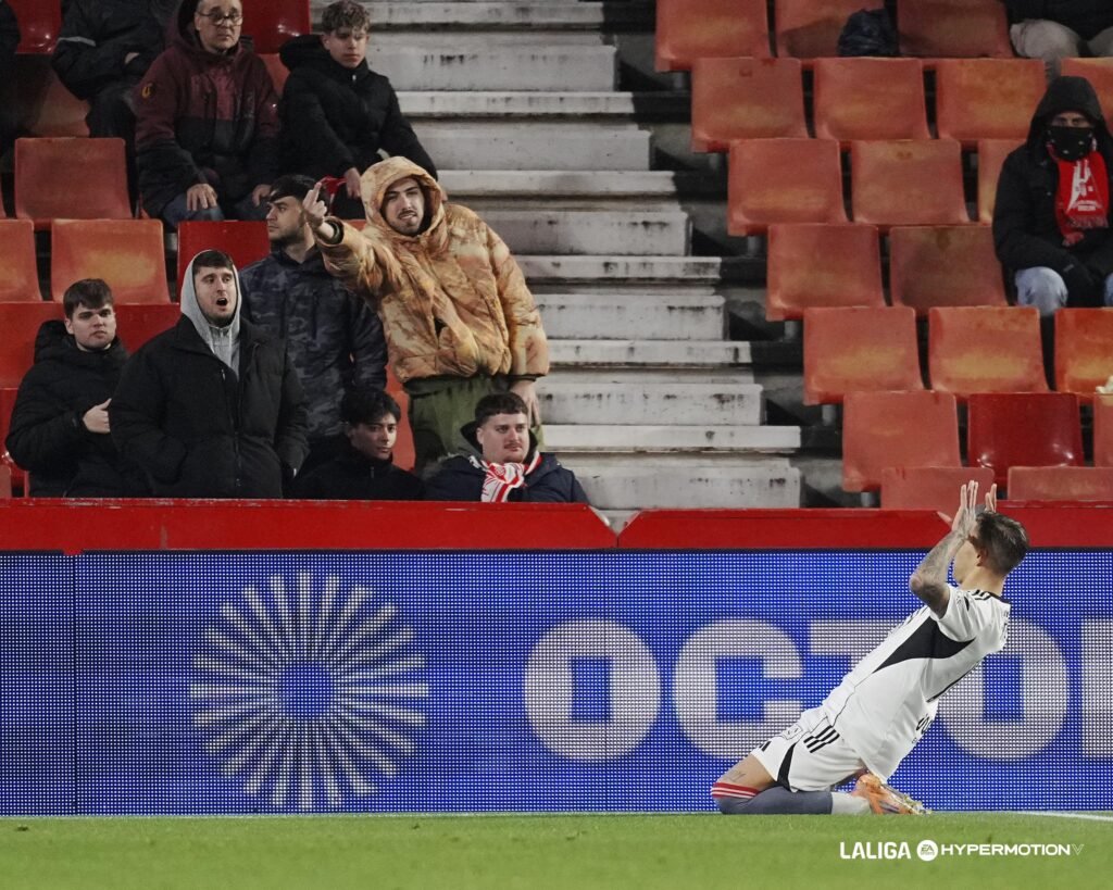 Jefté festejando de rodillas su tanto