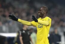 Diakité salva en el Ibercaja a un Cádiz frustrado con los penaltis Diakité celebra el gol marcado ante el Real Zaragoza