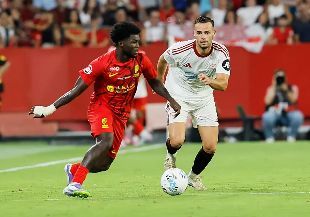 Ramón Martínez, una de las opciones que maneja el Cádiz CF, en un partido con el Sevilla FC