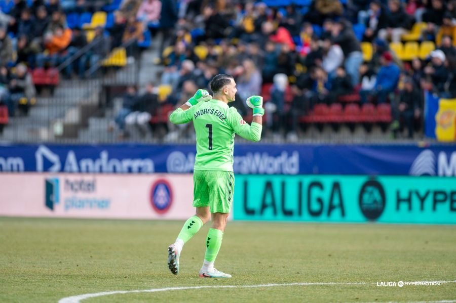 Andrés Fernández celebra la victoria del Almería