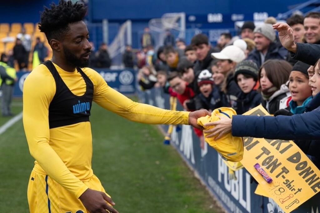 Eteki, objetivo del Huesca, en su etapa en el Alcorcón con fans