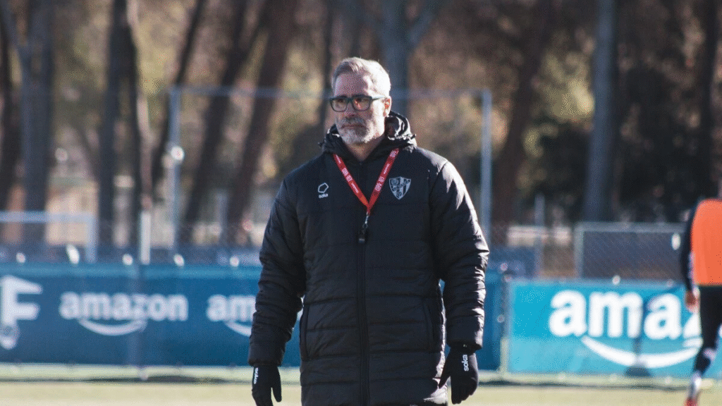 Jon Pérez Bolo dirigiendo el entrenamiento de la SD Huesca
