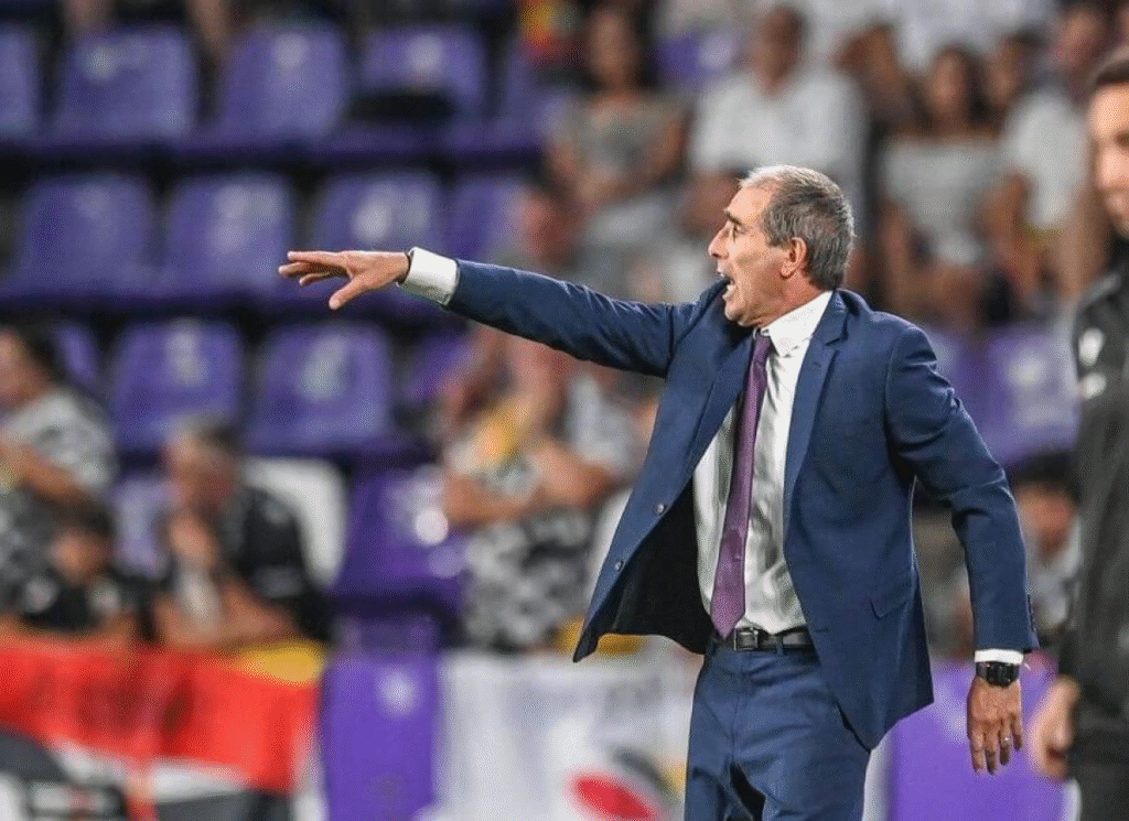 Guillermo Almada dando instrucciones durante un encuentro del Real Valladolid