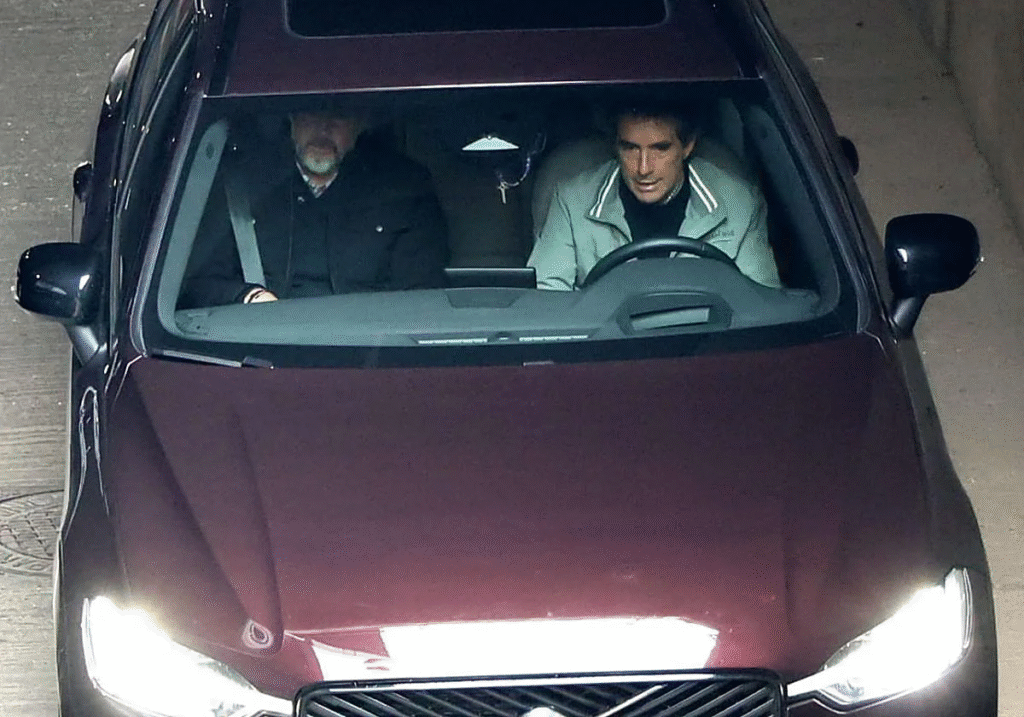 Guillermo Almada saliendo de las inmediaciones del José Zorrilla con su segundo, Darwin Quintana