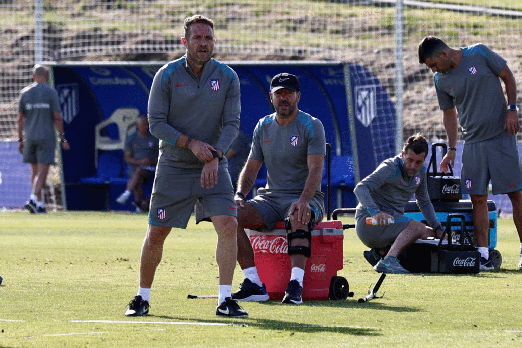 Luis García Tevenet dirigiendo un entrenamiento del Atlético de Madrid