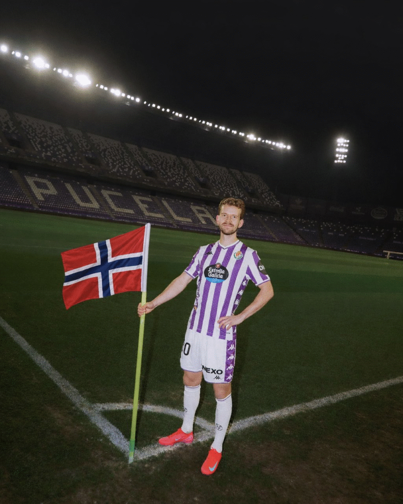 Erlien Vegard posando en el José Zorrilla como nuevo jugador del Real Valladolid