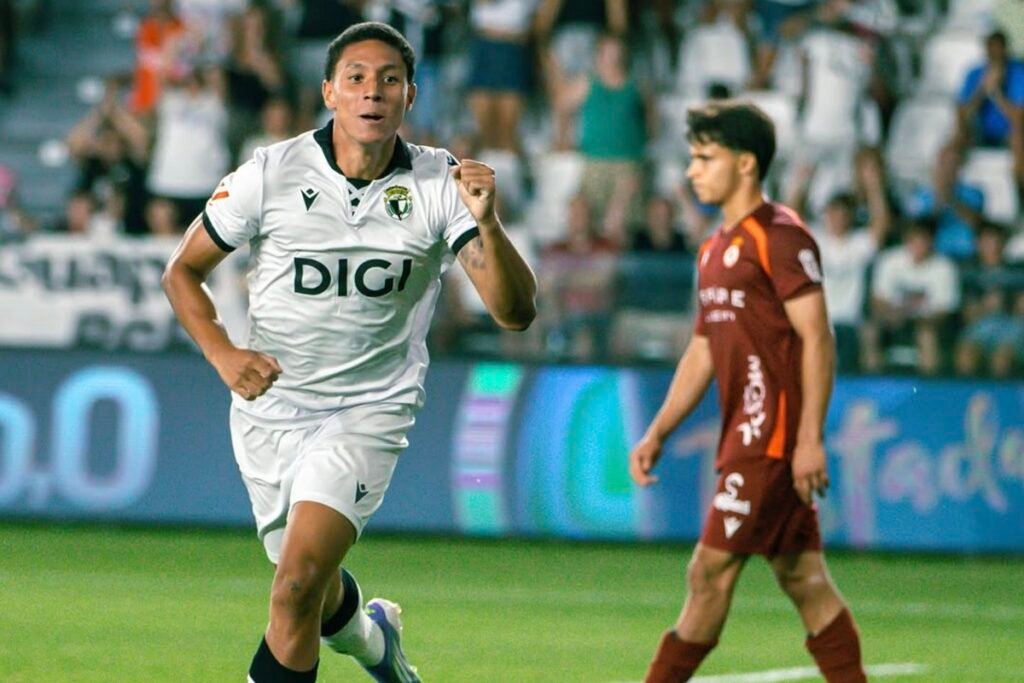 Real Zaragoza: Un reencuentro muy especial para Mateo Mejía 1 Mateo Mejía, canterano del Real Zaragoza, celebrando un gol