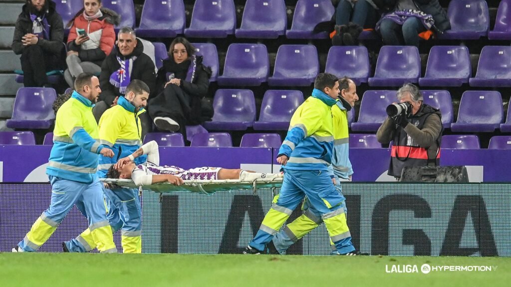 Guille Bueno siendo retirado en camilla en el partido ante el Racing de Santander