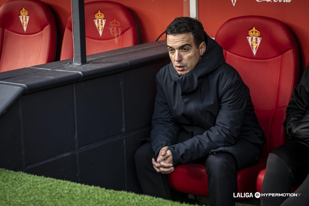 Borja Jiménez en el banquillo del Sporting