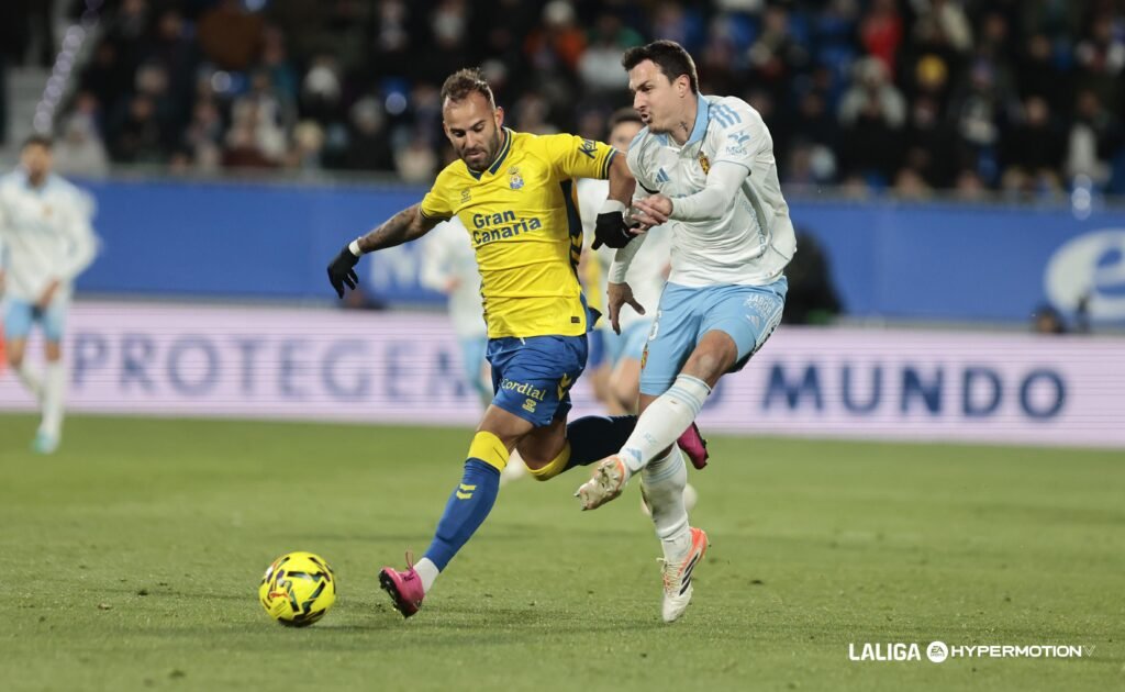 La reacción maña no basta: Las Palmas decide en el tramo final 1 Jesé Rodríguz y Rudavanovic en la disputa de un balón, en el partido Real Zaragoza - Las Palmas
