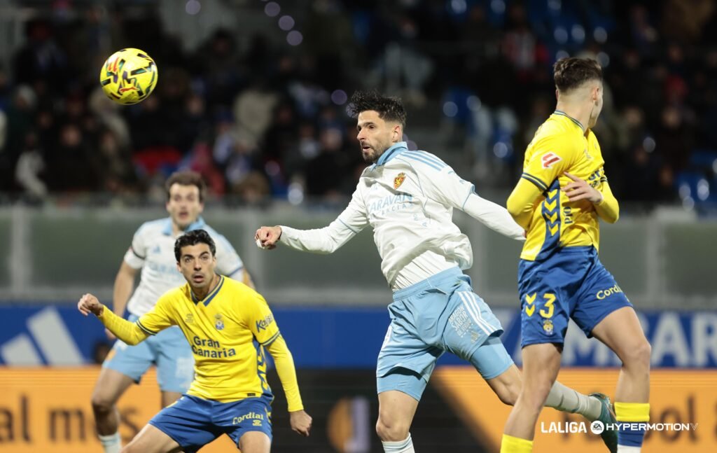 La reacción maña no basta: Las Palmas decide en el tramo final 2 Kenan Kodro en su acción del gol frente a la UD Las Palmas