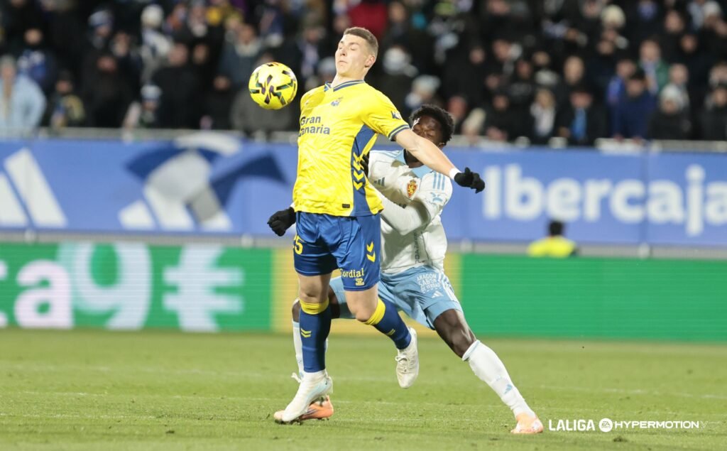 La reacción maña no basta: Las Palmas decide en el tramo final 3 Milos Lukovic y Yussif Saidu disputando un balón