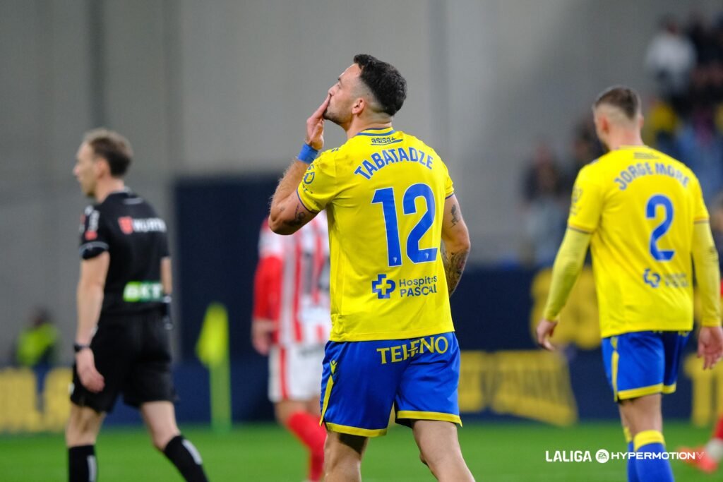 El Cádiz volvió a ganar y aleja al Sporting