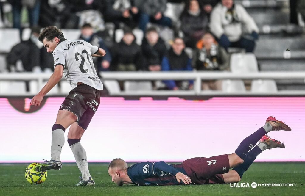 Íñigo Córdoba marcando para el Burgos