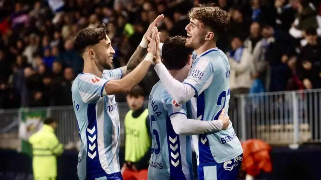 Málaga CF: el efecto Funes y una cantera que vuelve a levantar la ilusión de toda una ciudad 1 Los jugadores del Málaga celebran un gol marcado ante el Burgos CF