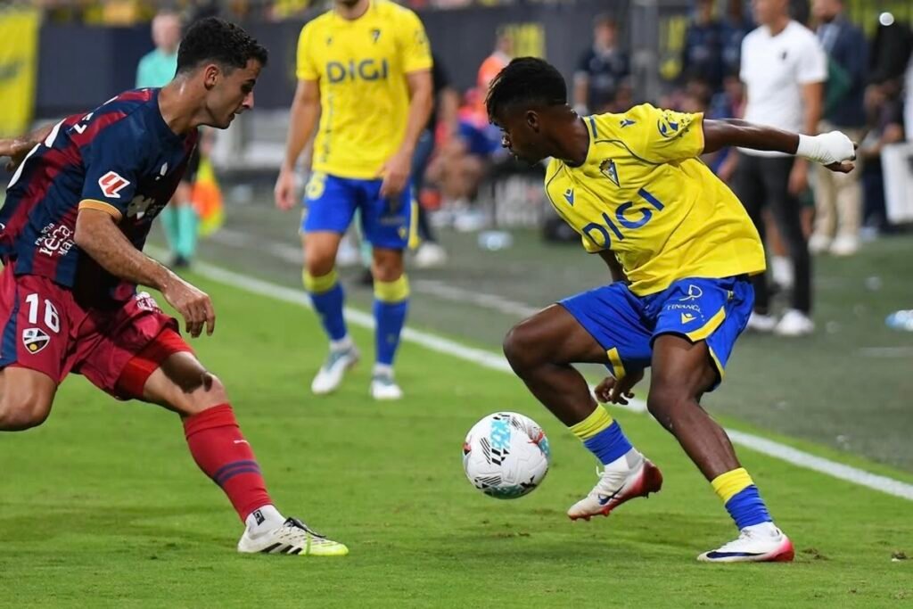 El Huesca anuncia su primer refuerzo invernal 1 Efe en el encuentro de la primera vuelta entre Cádiz y Huesca