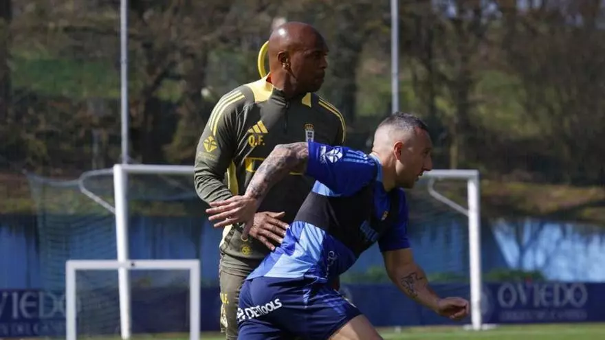 Quinton Fortune durante una sesión de entrenamiento con Santi Cazorla. Luisma Murias (La Nueva España)
