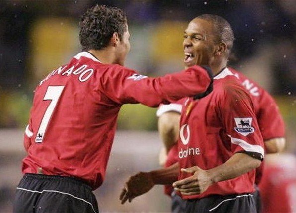 Quinton Fortune junto a Cristiano Ronaldo durante su etapa en el Manchester United