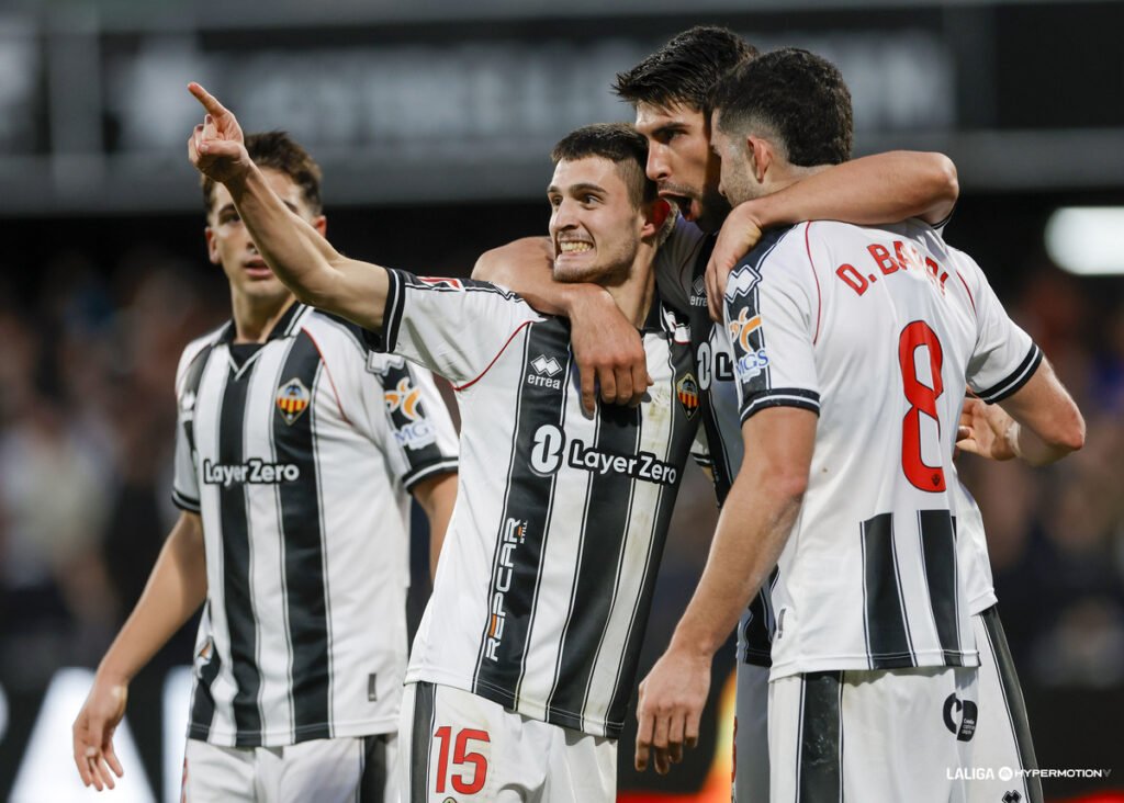 El Castellón se impone con autoridad 2 Gerenabarrena celebrando su gol con sus compañeros