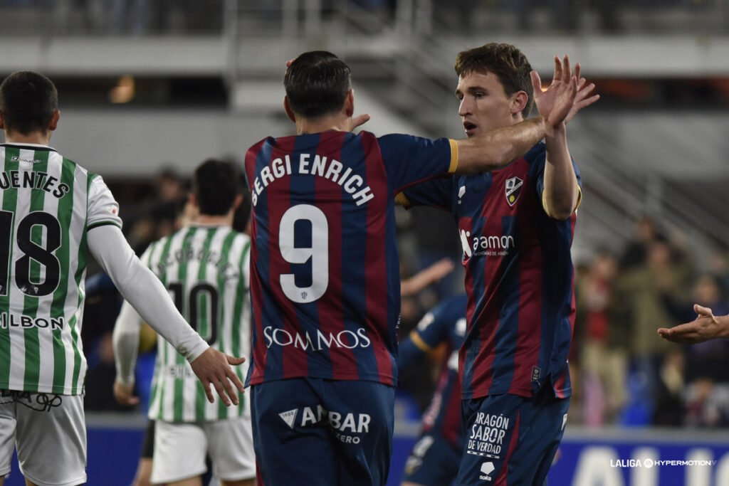 El Córdoba se termina llevando los tres puntos 1 Kortajarena junto a Sergi Enrich celebrando el primero del Huesca