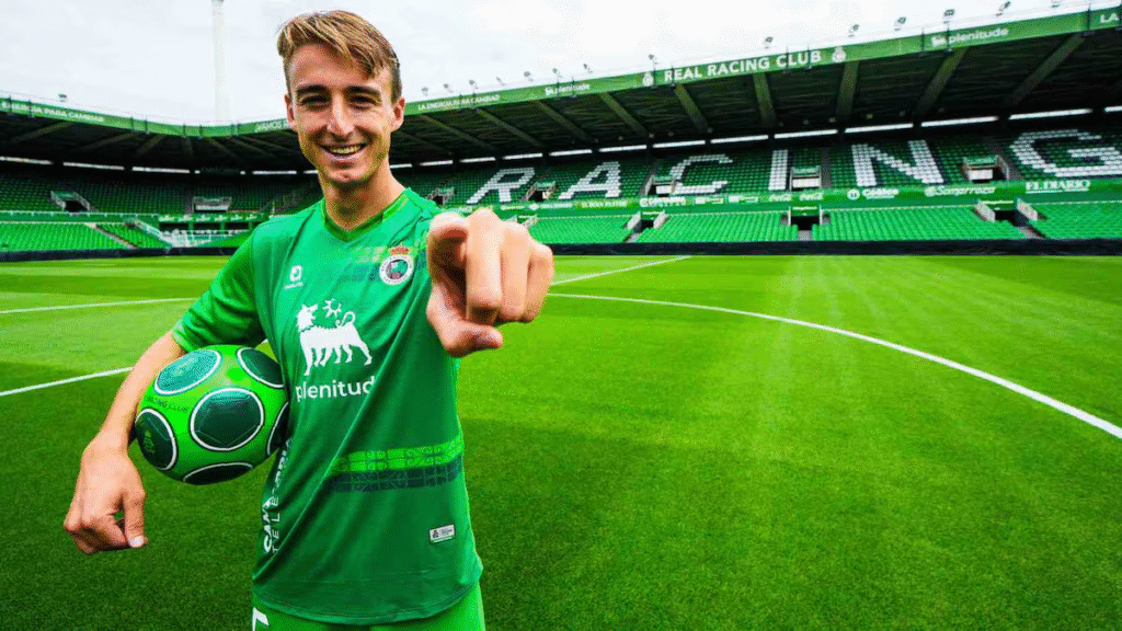 Javi Castro renueva por partidos jugados 1 image 13