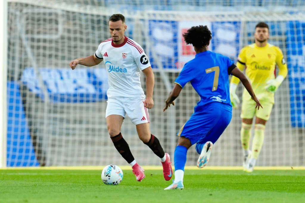 Javi Sánchez cierra su ciclo en el Real Valladolid 3 Ramón Martínez disputando un encuentro amistoso de pretemporada ante el Birmingham