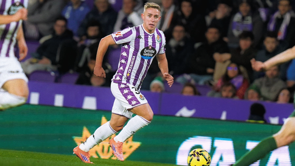 Hugo San conduciendo el balón frente al Racing de Santander