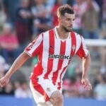 Camino al Mundial IV: Canadá y el talento que quiere recuperar su sitio en El Molinón 3 Justin Smith, de Canadá, en un partido con el Real Sporting