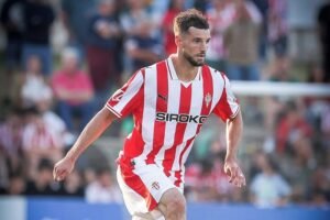 Justin Smith, de Canadá, en un partido con el Real Sporting