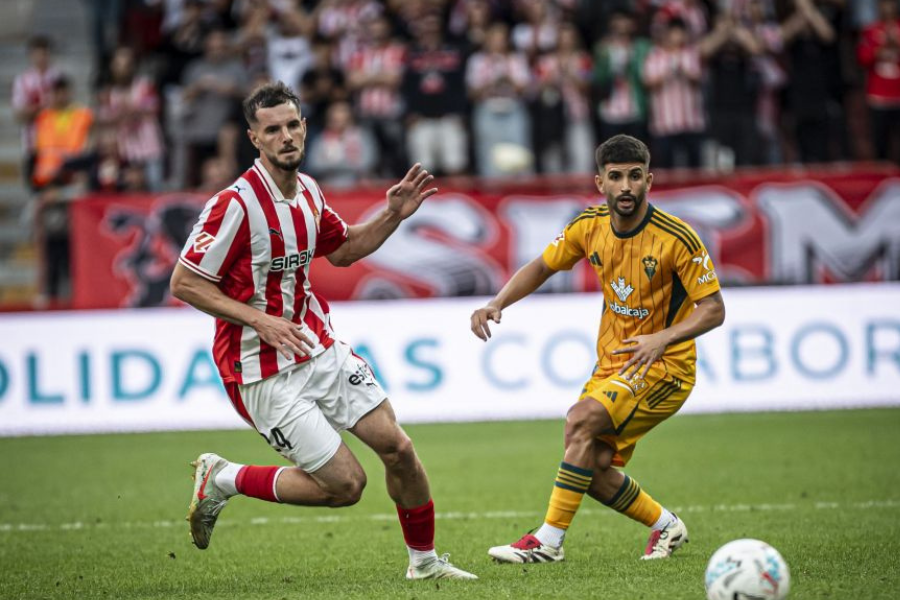 Justin Smith, de Canadá, en un partido con el Real Sporting