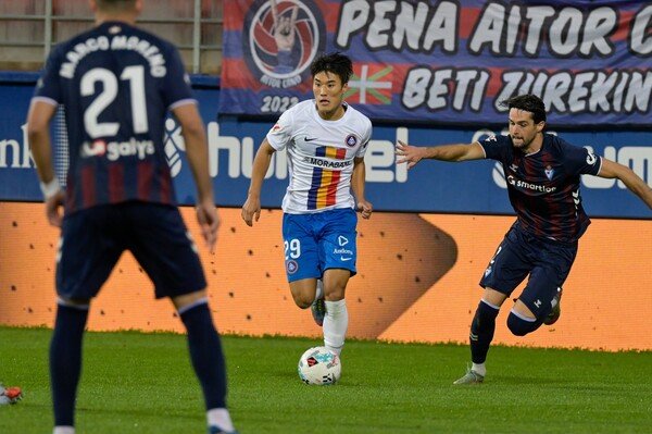 Minsu, de Corea del Sur, en un partido con el FC Andorra
