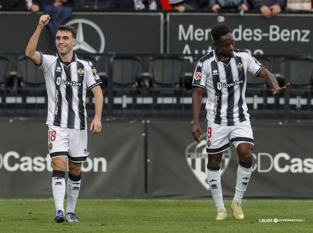 El Castellón se impone con autoridad 1 Pablo Santiago celebrando su gol, en el tercer gol del Castellón