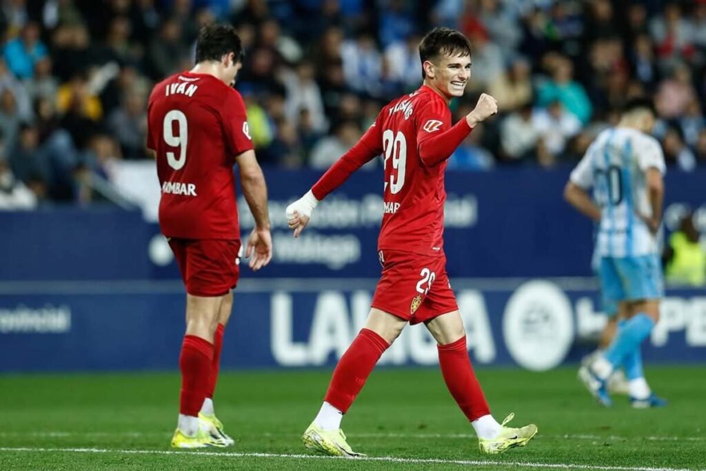 Pau Sans celebrando un gol con el Real Zaragoza