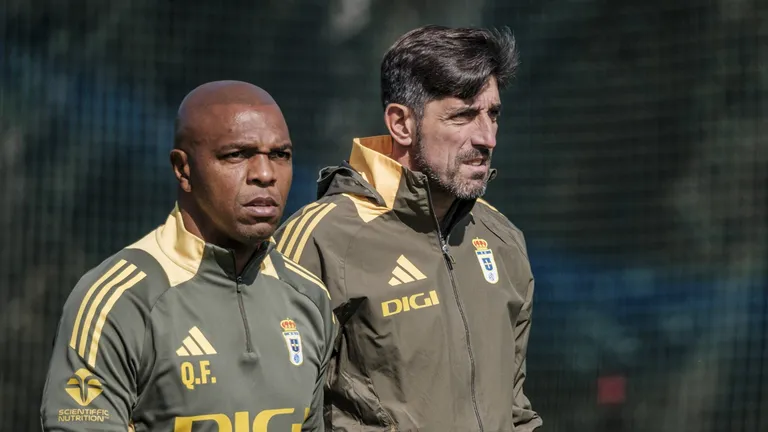 Quinton Fortune como entrenador asistente de Veljko Paunovic en el Real Oviedo