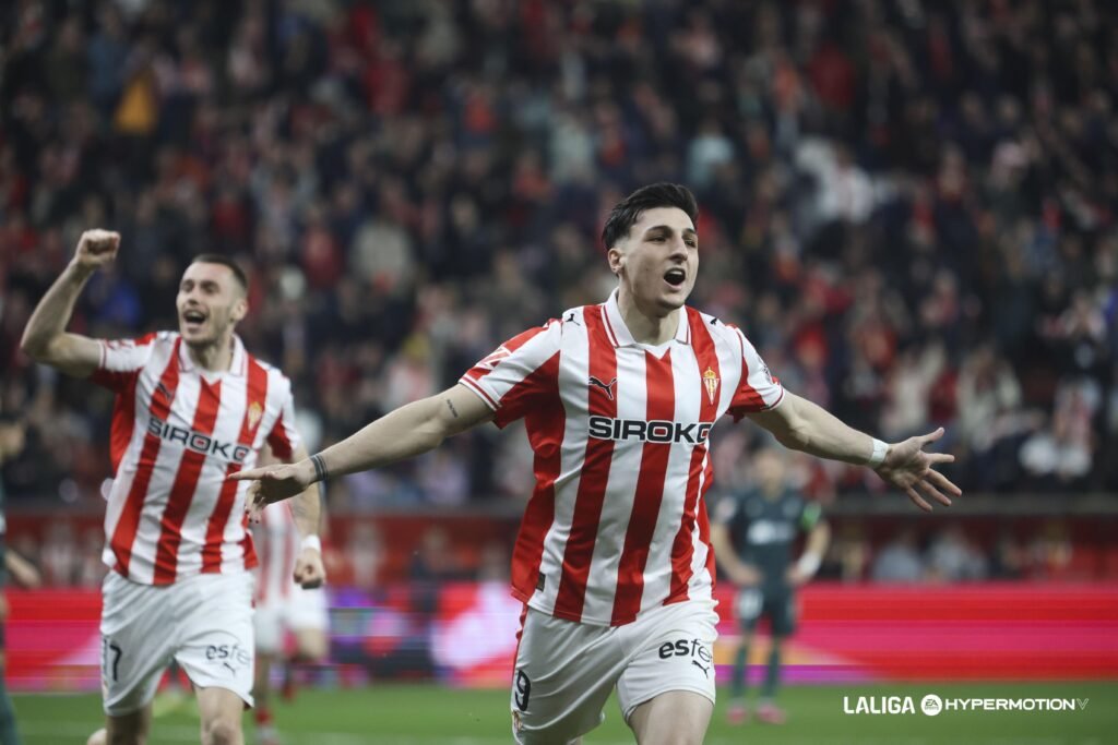 Manu Rodríguez celebra su gol de la última jornada con el Sporting