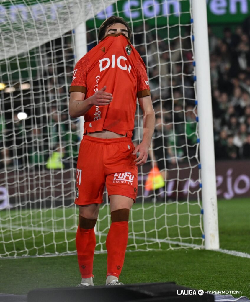 El Racing recupera el liderato tras imponerse por la mínima al Burgos CF. 1 699b5015f03a2380812893