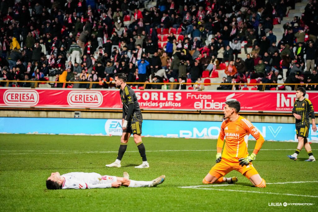 Chacón se lamenta de una ocasión en el duelo entre la Cultural y el Real Zaragoza